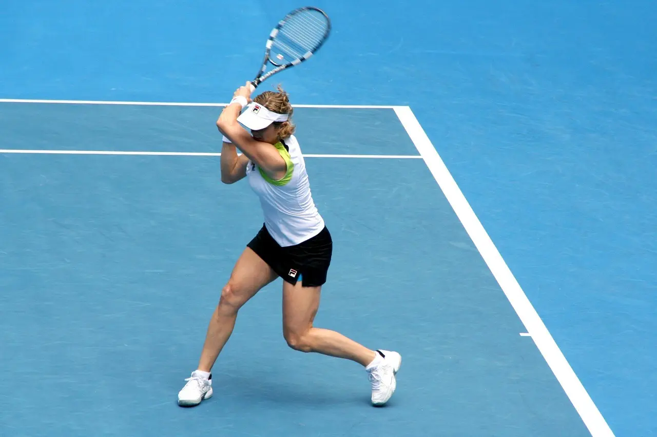 Tennisspiller på blå tennisbane